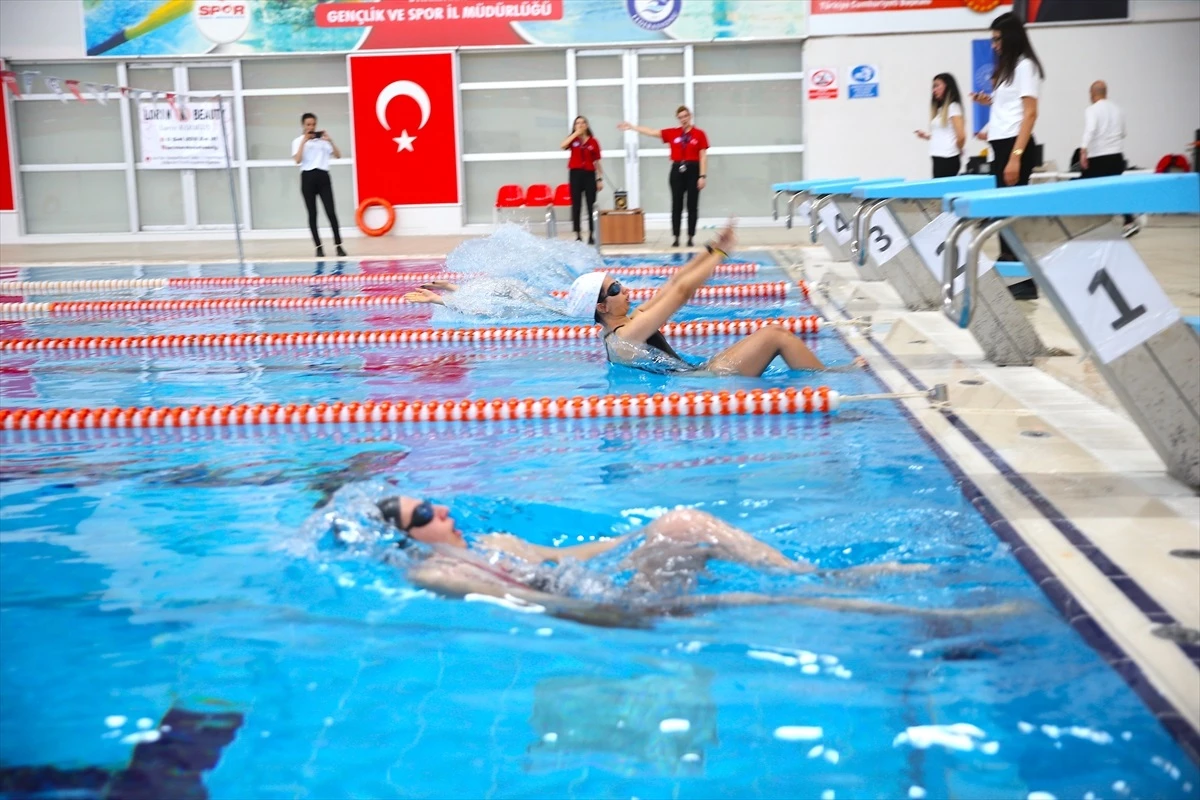 Diyarbakır\'da Kadınlar Günü\'nde Yüzme Yarışması Düzenlendi