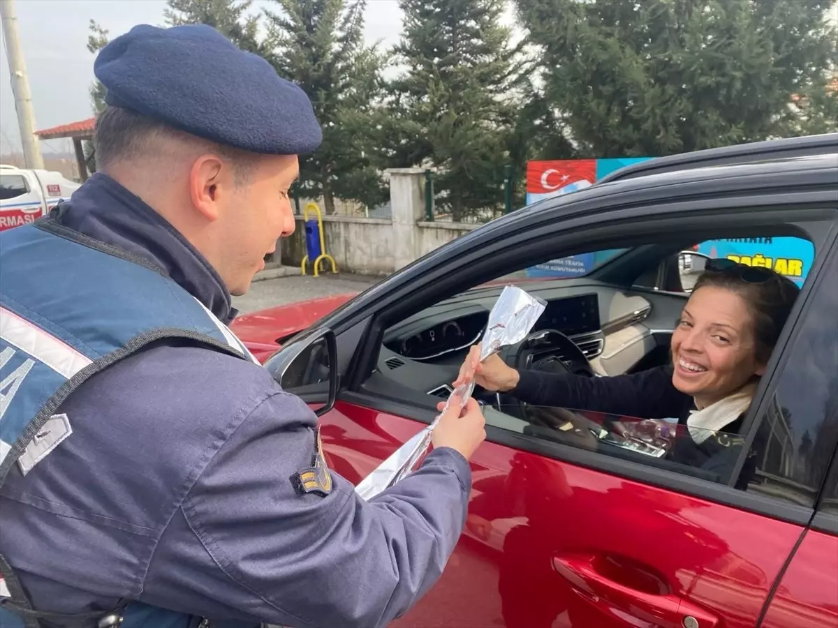 Düzce\'de Jandarma, Kadın Sürücülere Karanfil Vererek 8 Mart\'ı Kutladı