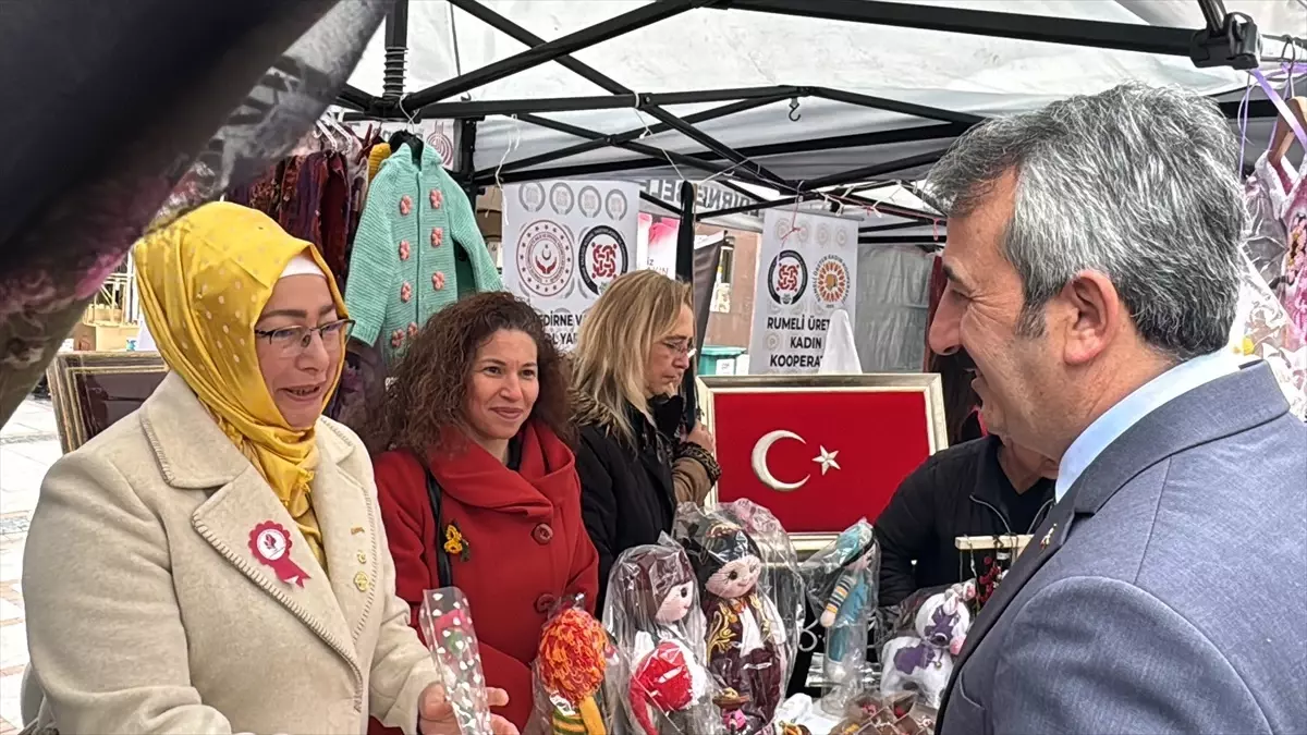 Edirne Valisi Kadınlara Karanfil Hediye Etti