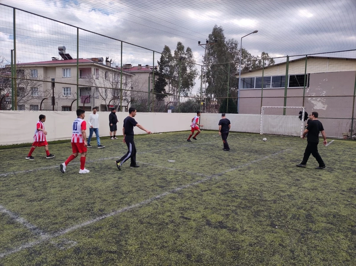 Adana\'da Engelli Bireyler ve Polisler Arasında Halı Sahada Futbol Maçı