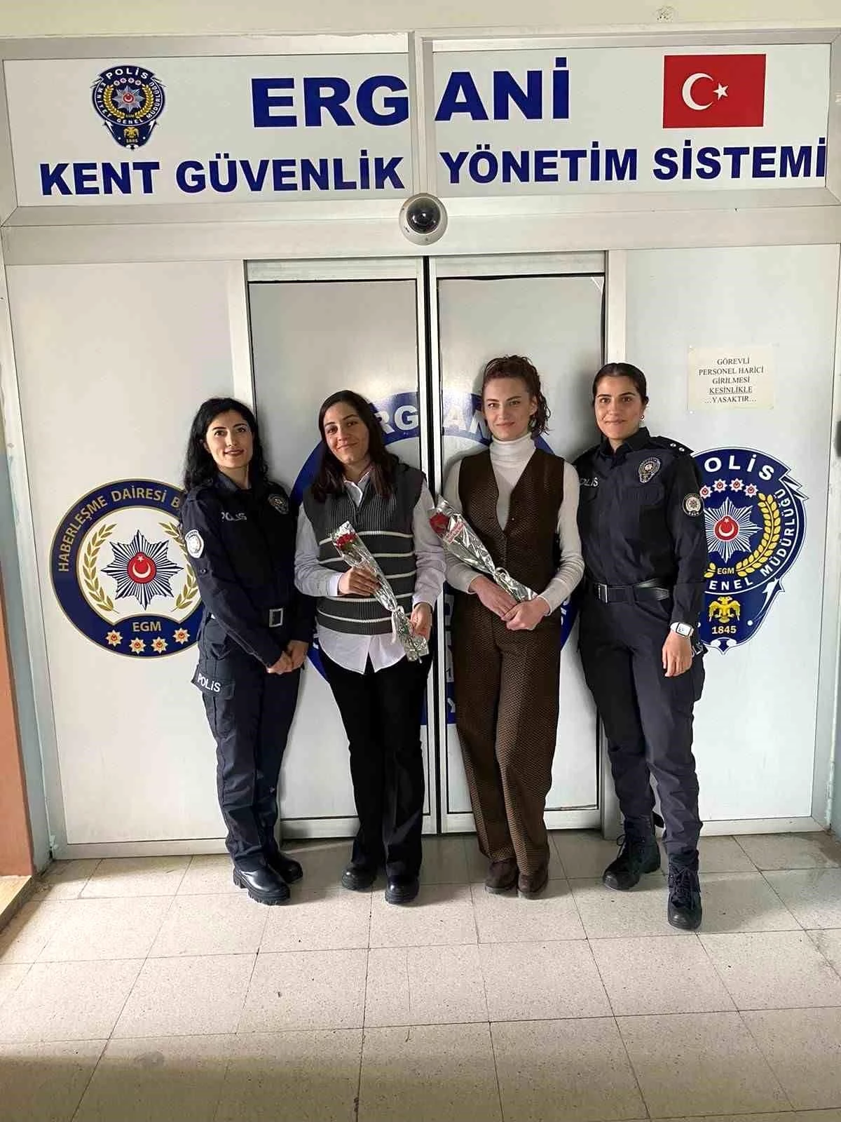 Diyarbakır\'da Kadın Polislere 8 Mart\'ta Karanfil Verildi