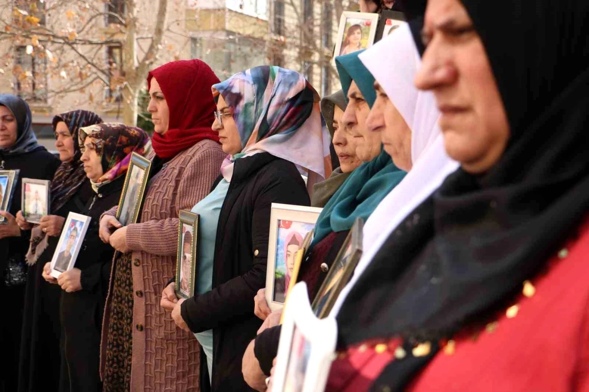 Aileler, HDP İl Binası Önünde 8 Mart\'ı Buruk Geçirdi