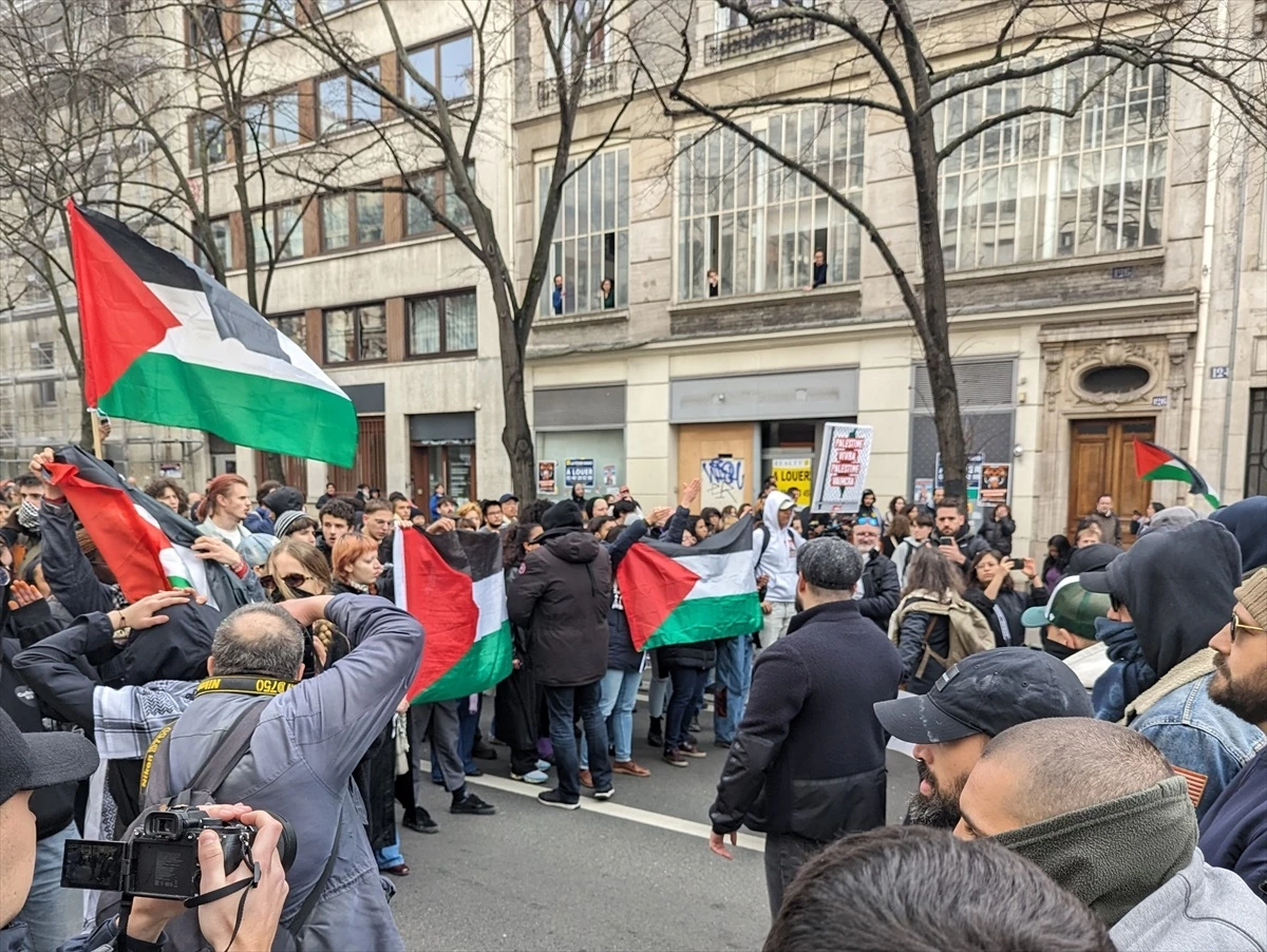 Paris\'te Kadınlar Günü gösterisinde İsrail ve Filistin destekçileri arasında arbede yaşandı