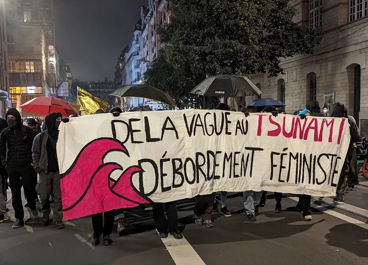 Paris\'te Kadınlar Günü Gösterisine Polis Müdahalesi