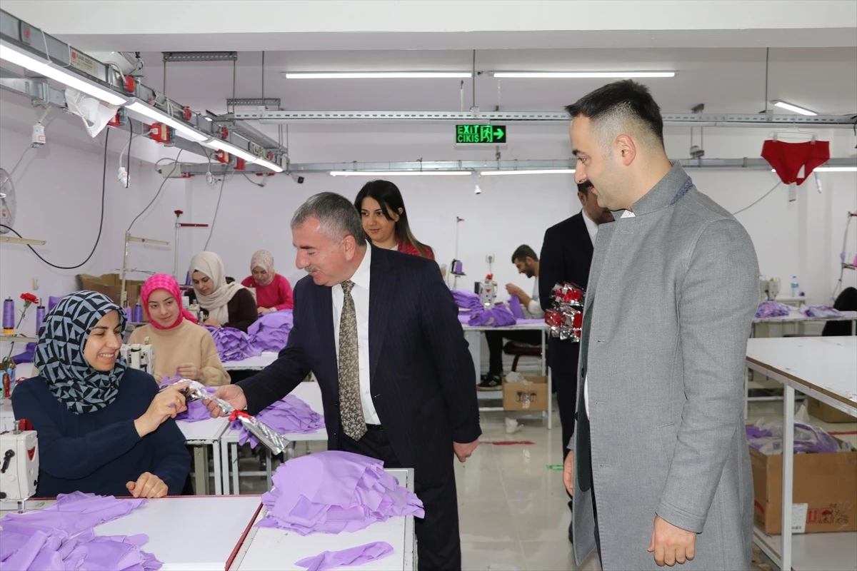 Havza Kaymakamı ve Belediye Başkanı, 8 Mart Dünya Kadınlar Günü\'nde çalışan kadınları ziyaret etti
