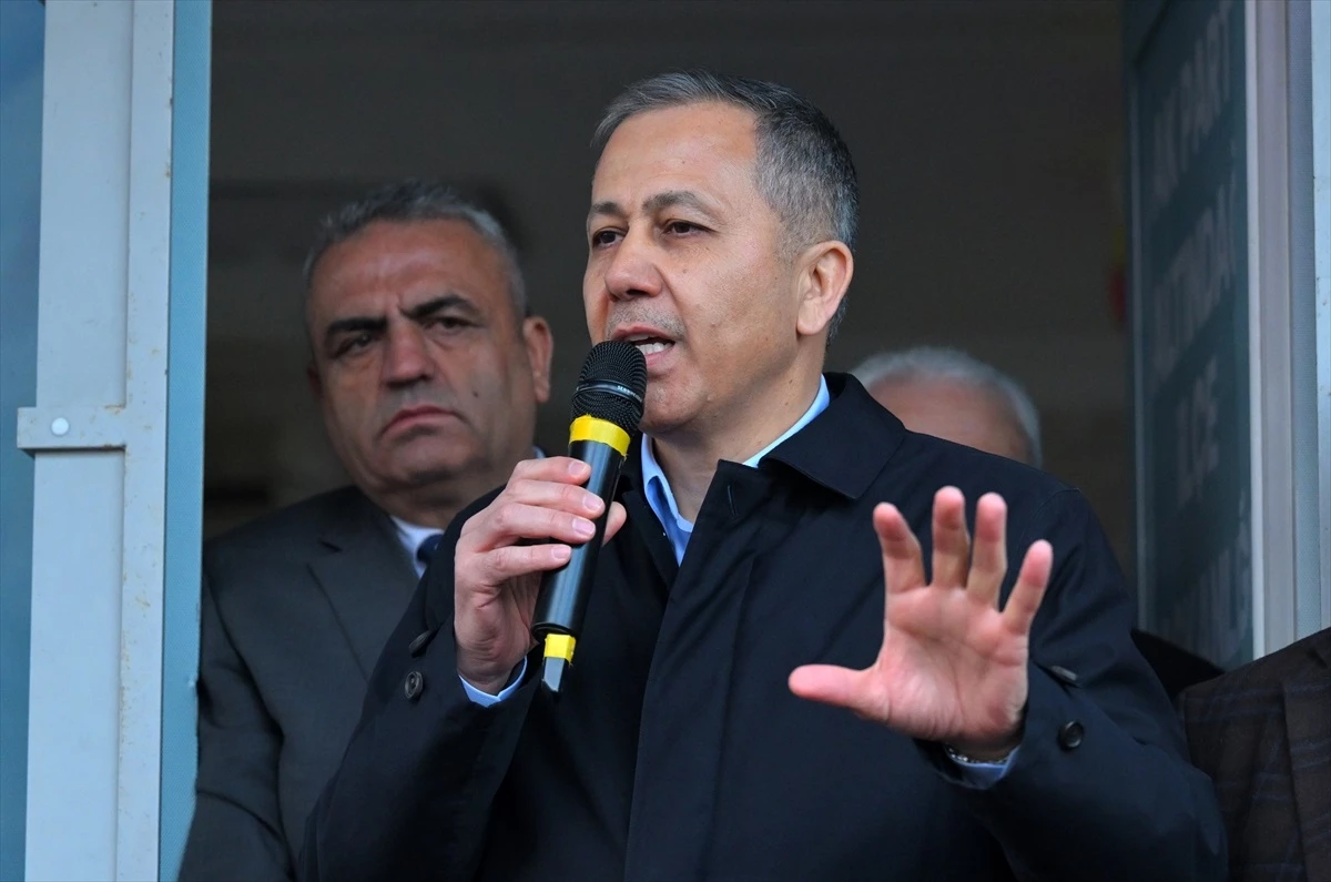 İçişleri Bakanı Ali Yerlikaya, Altındağ Belediye Başkan adayı Veysel Tiryaki ile birlikte seçim çalışmalarına devam ediyor