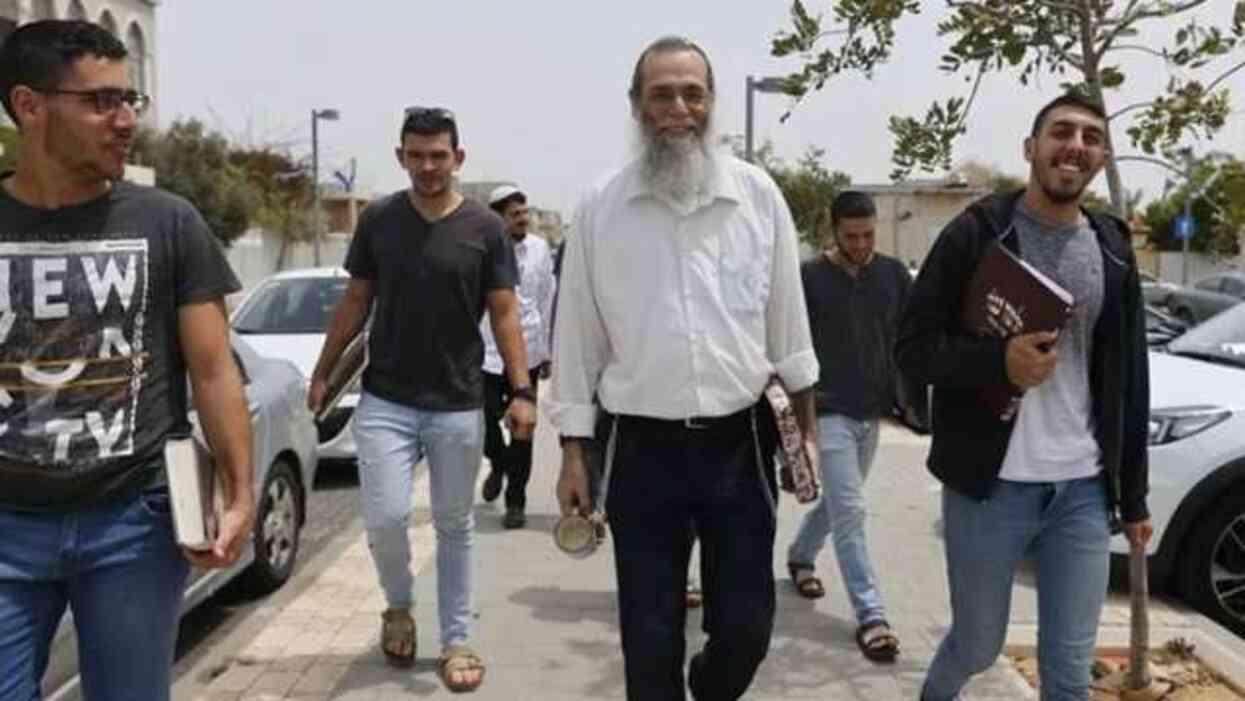 Haham Eliyahu Mali (Beyaz gömlekli)