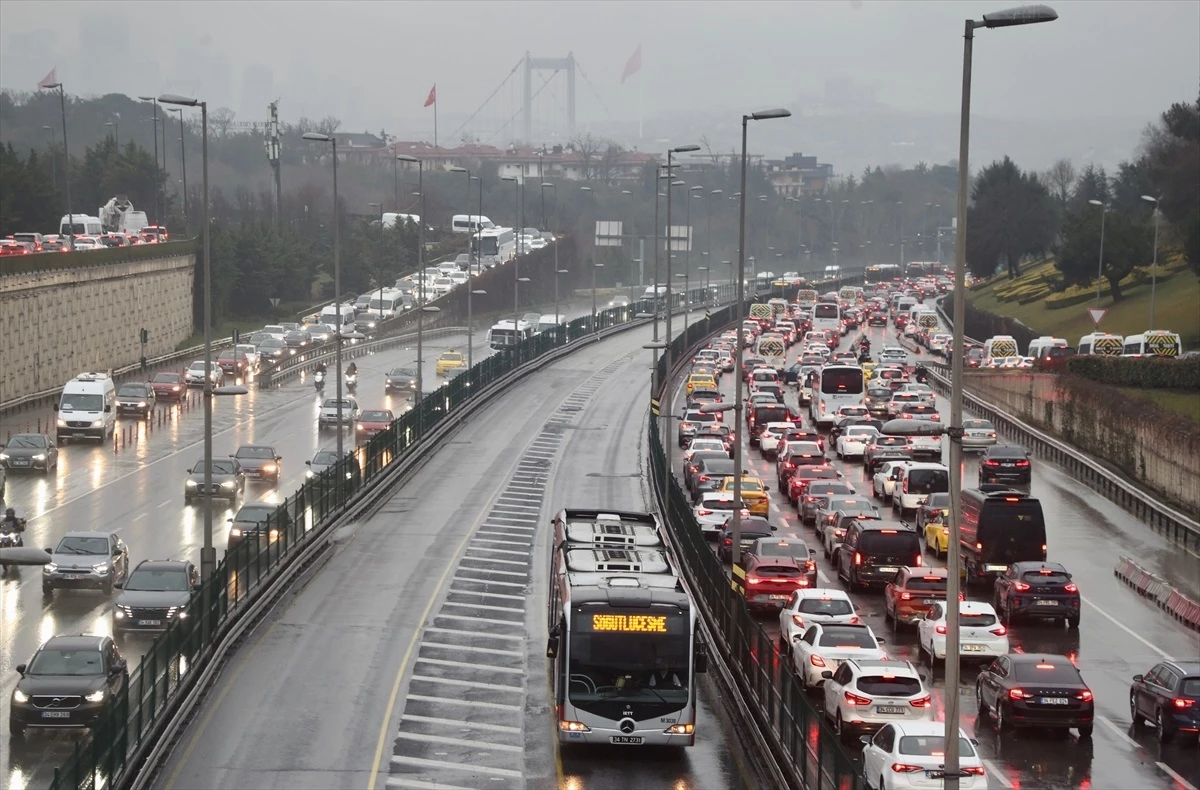 İstanbul\'da haftanın son gününde trafik yoğunluğu yüzde 90\'a çıktı