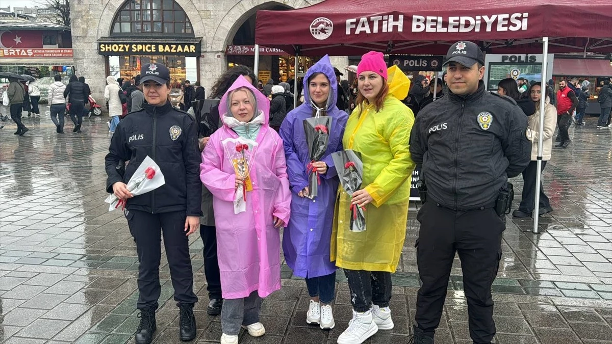 İstanbul\'da Polisler Kadın Acil Destek Uygulaması ve Kadın Hakları Hakkında Bilgilendirme Yaptı