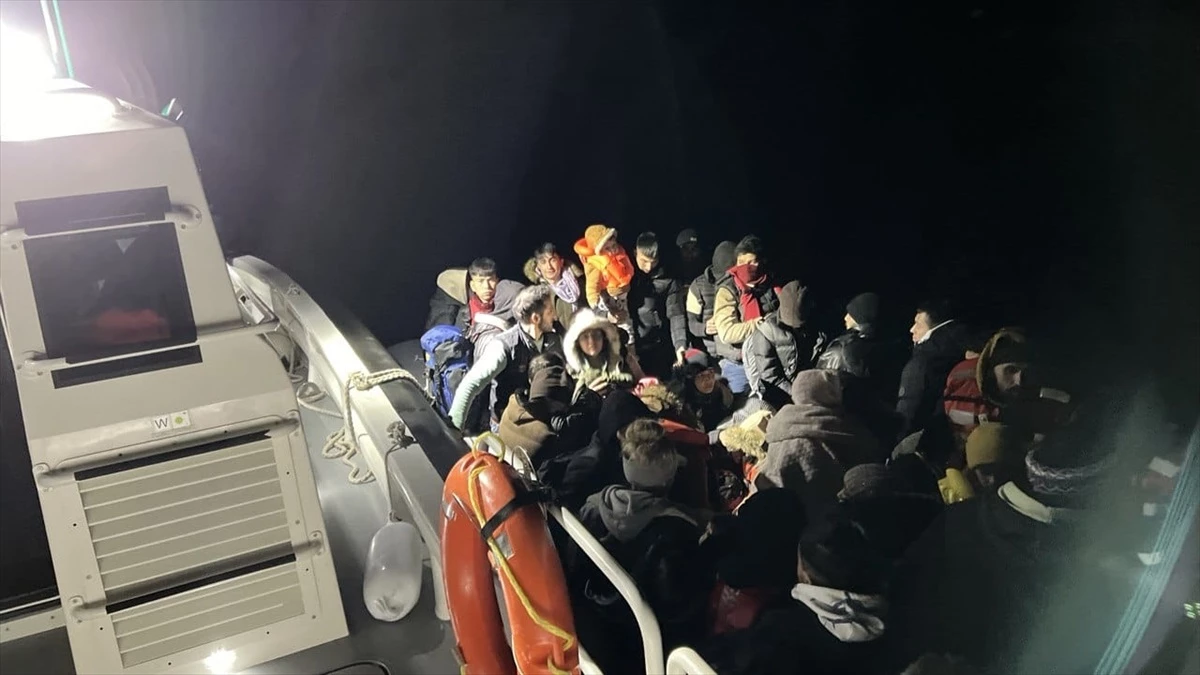 İzmir açıklarında Yunanistan unsurlarınca Türk kara sularına itilen 33 düzensiz göçmen karaya çıkarıldı, 129 göçmen yakalandı