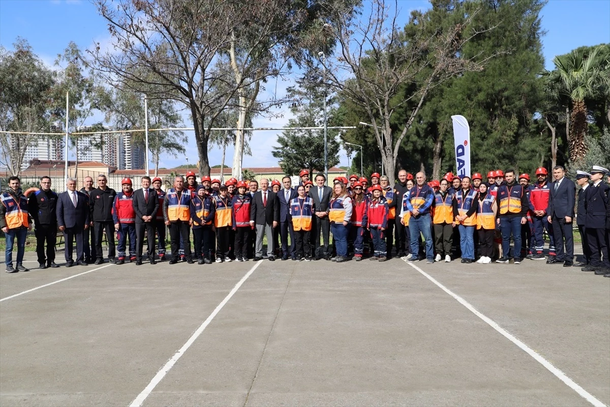 İzmir Konak\'ta Nevvar Salih İşgören Eğitim Kampüsü\'nde deprem tatbikatı yapıldı