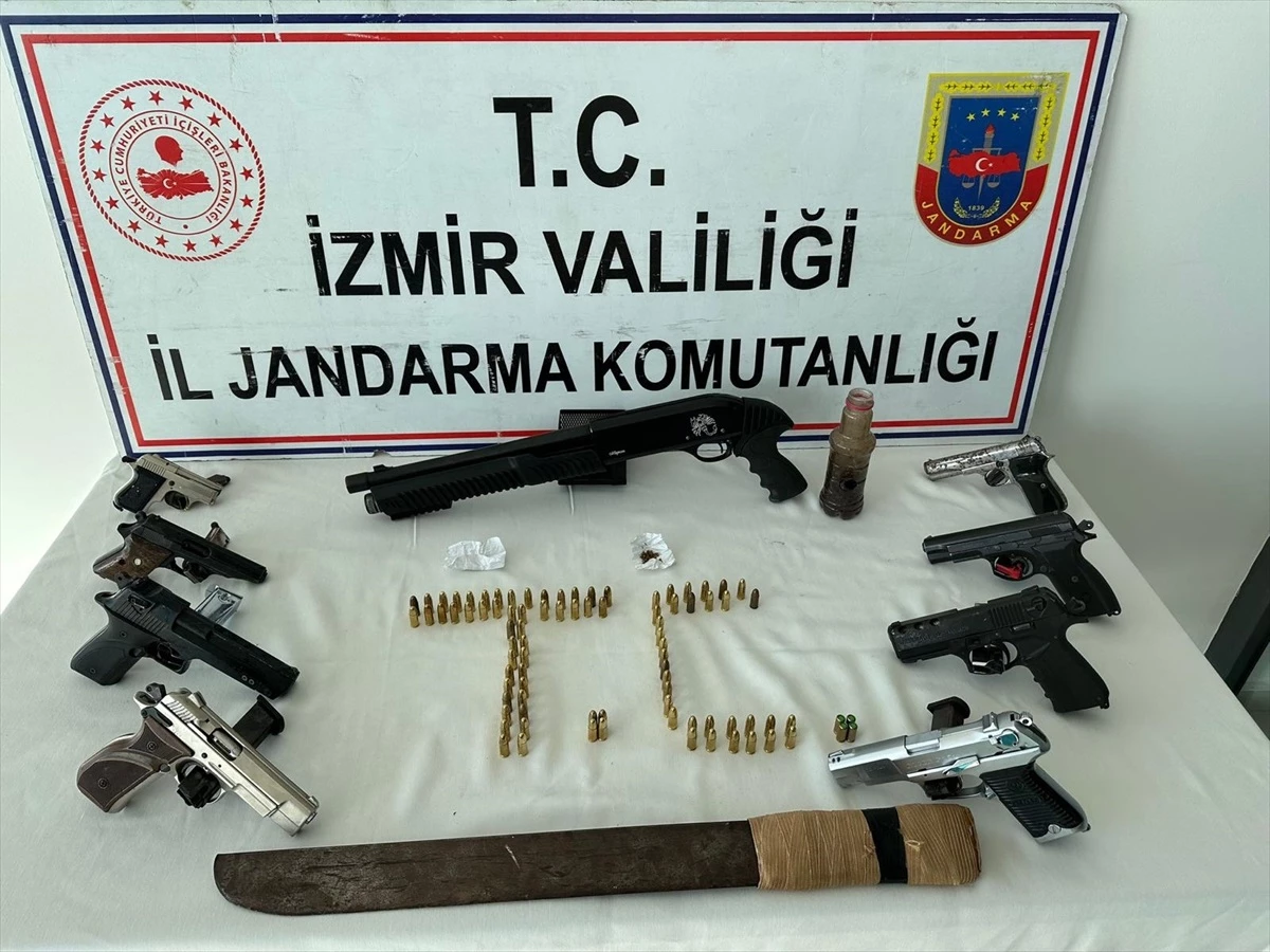 İzmir\'de yapılan operasyonda 8 tabanca ve pompalı tüfek ele geçirildi