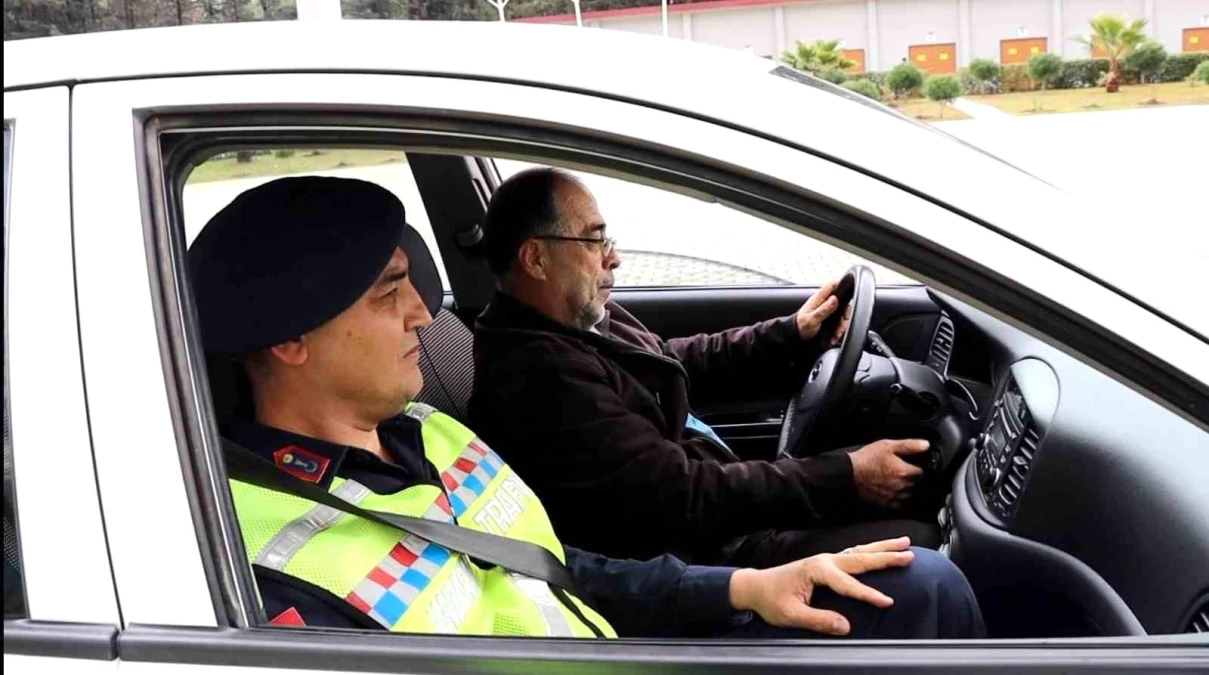 Jandarma \'Haydi Amcalar, Trafikte Güvenli Sürüşe Projesi\' kapsamında 60 yaş üstü vatandaşlara eğitim verdi