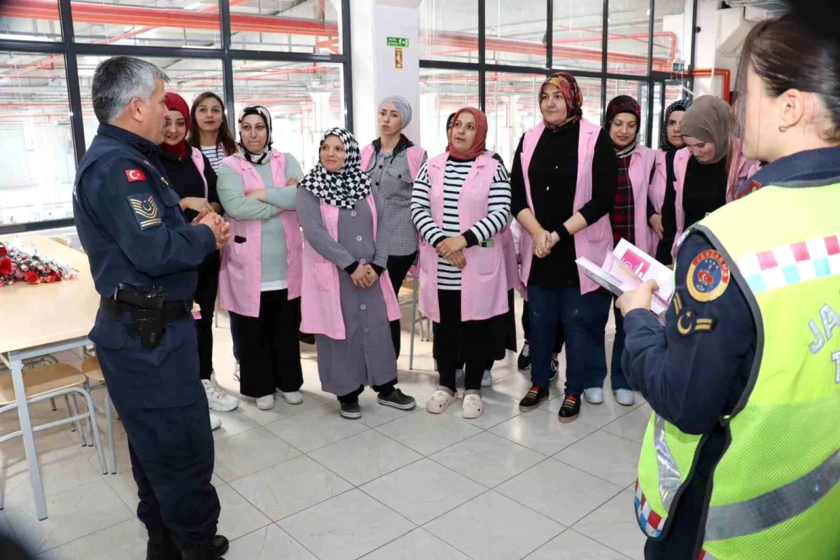 Elazığ İl Jandarma Komutanlığı, Organize Sanayi Bölgesinde çalışan kadınların gününü kutladı
