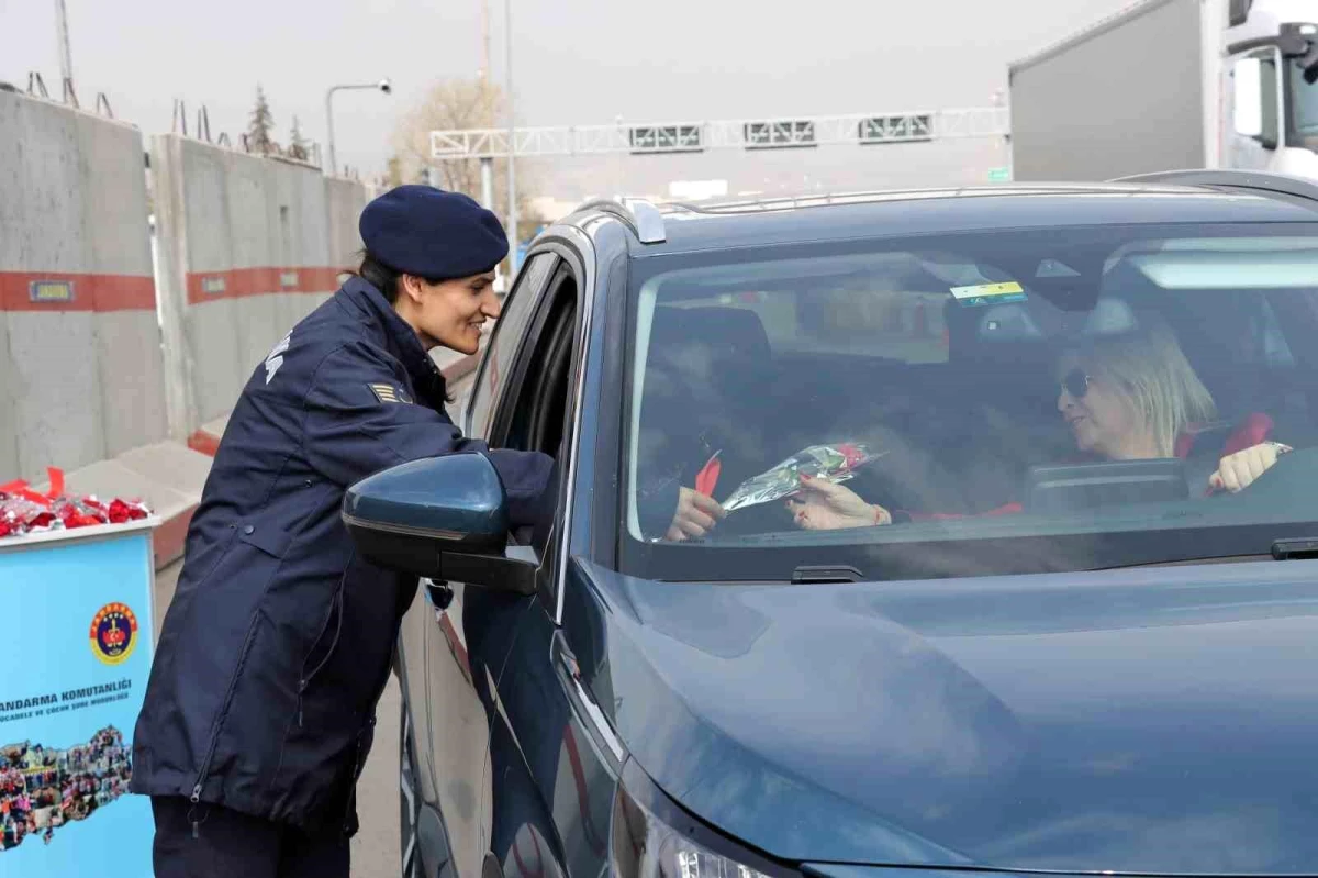 Başkentte jandarma ekipleri kadın şoför ve yolcuların 8 Mart Dünya Kadınlar Günü\'nü kutladı
