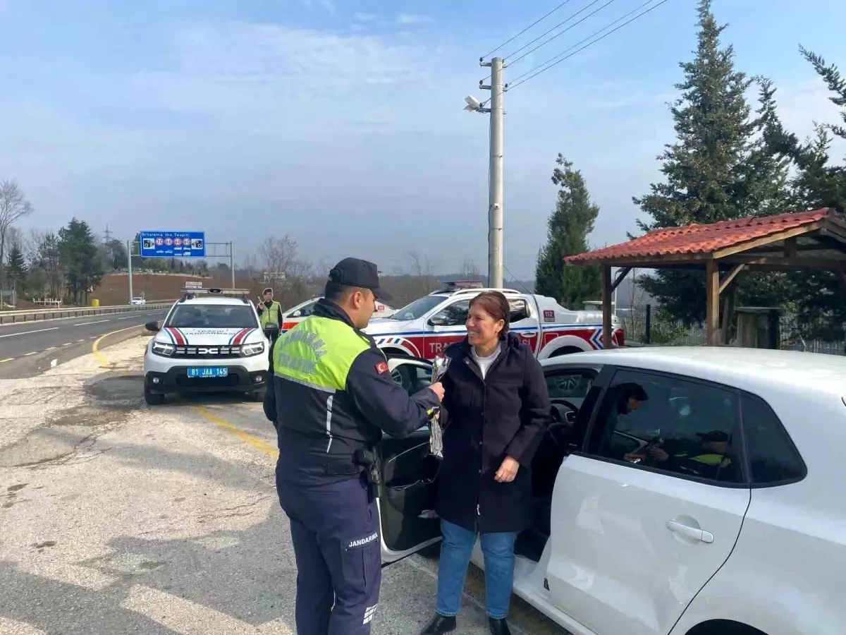 Düzce\'de Jandarma trafik timleri kadın sürücülere çiçek vererek 8 Mart\'ı kutladı