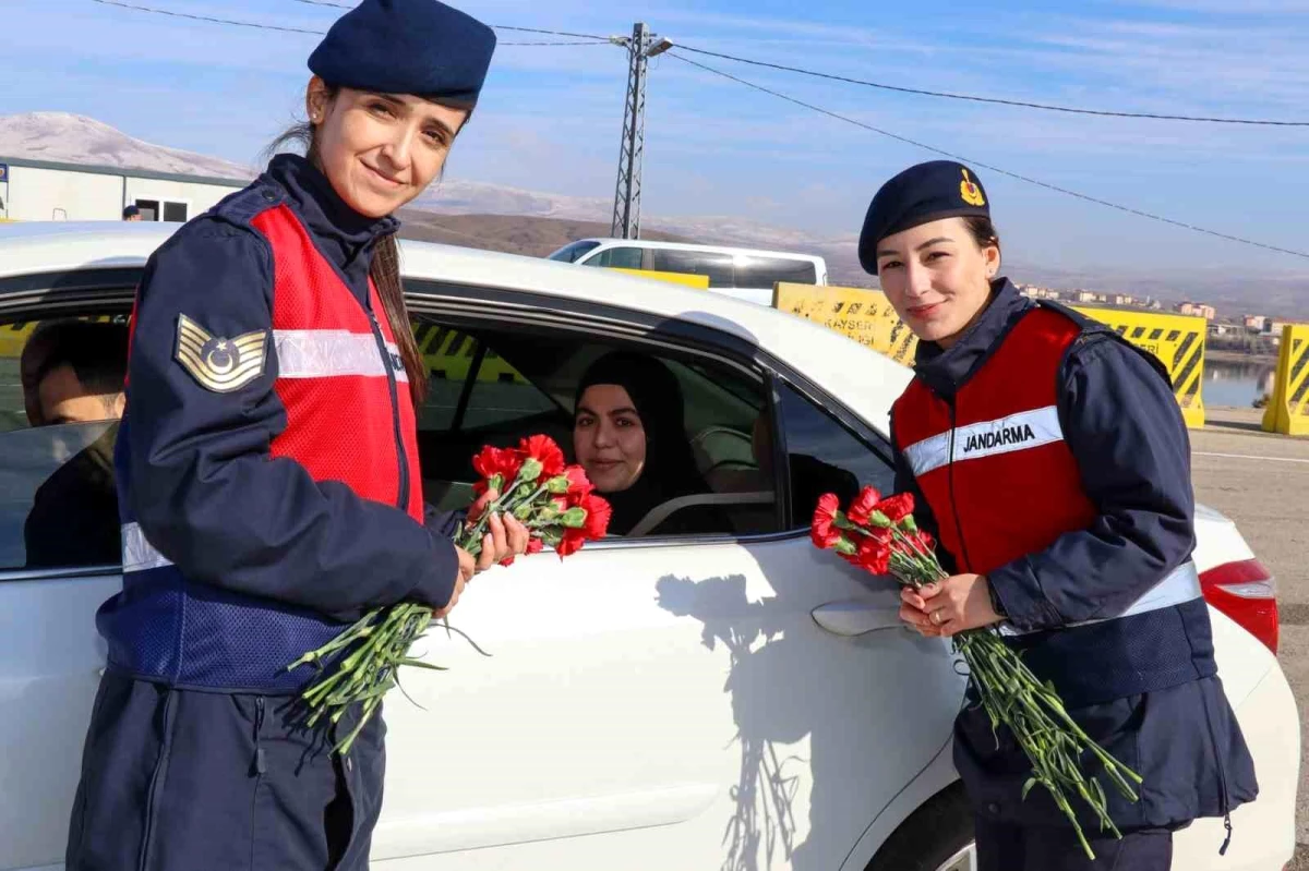 Kayseri Jandarma, Kadınlara 8 Mart\'ta Karanfil Dağıttı