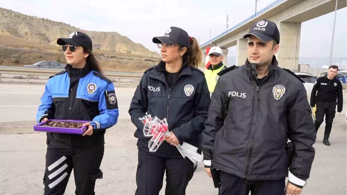 Kırıkkale\'de polis memuruna yapılan şaka sonrası çiçek hediye edildi