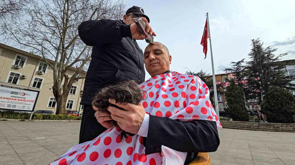 Tokat\'ta bir kişi, kadına yönelik şiddete dikkat çekmek için saçlarını kazıttı