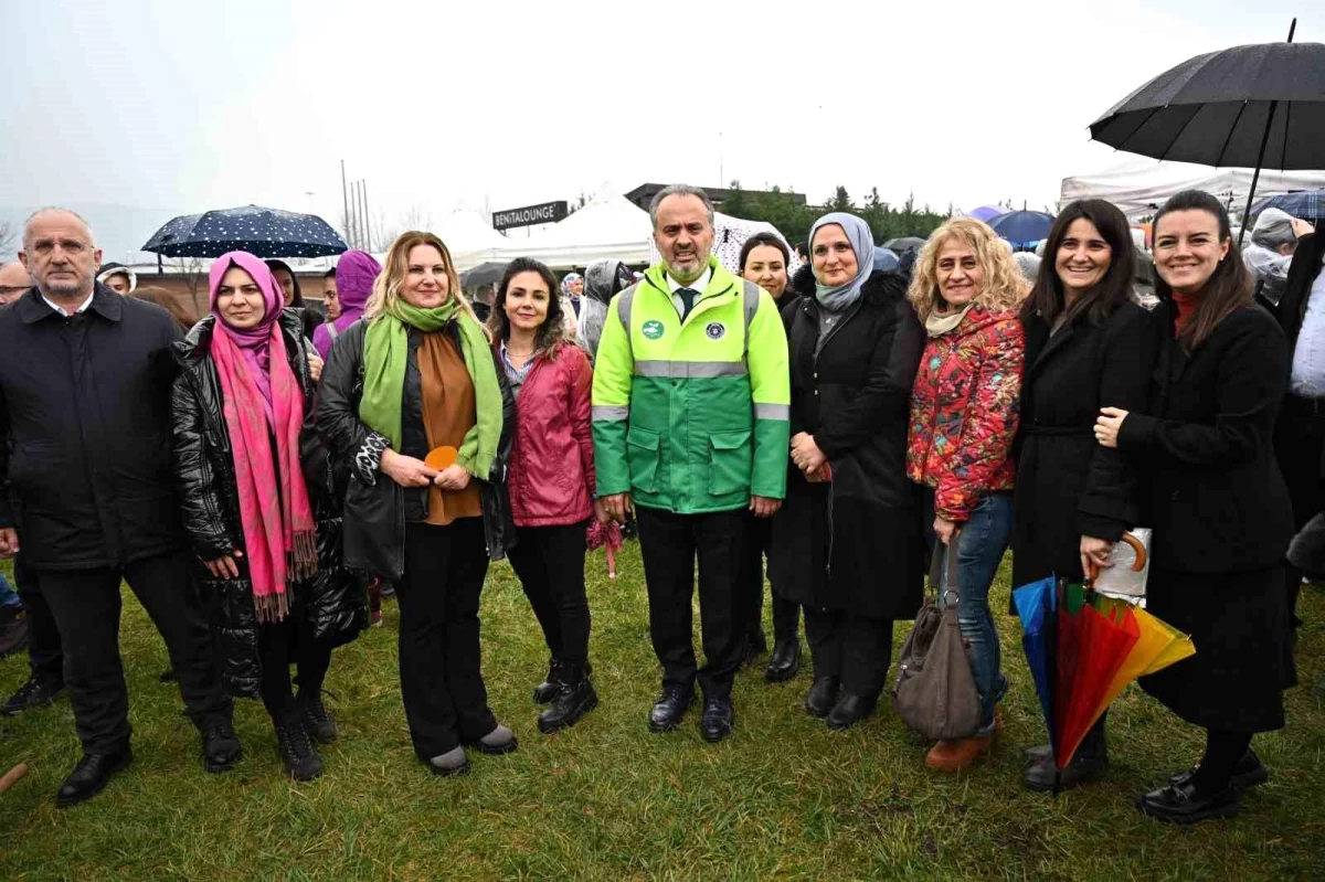 Bursa Büyükşehir Belediyesi, Kadın Parkı\'nda Fidan Dikimi Etkinliği Düzenledi