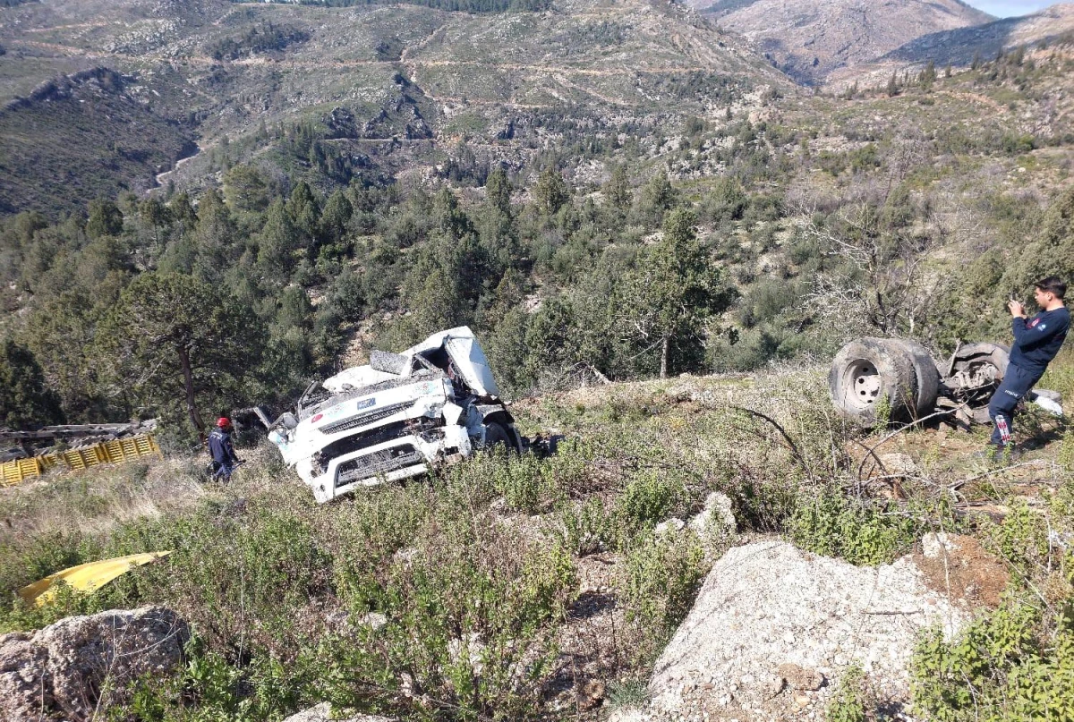 Antalya\'da kamyon şarampole yuvarlandı: 2 kişi ağır yaralandı