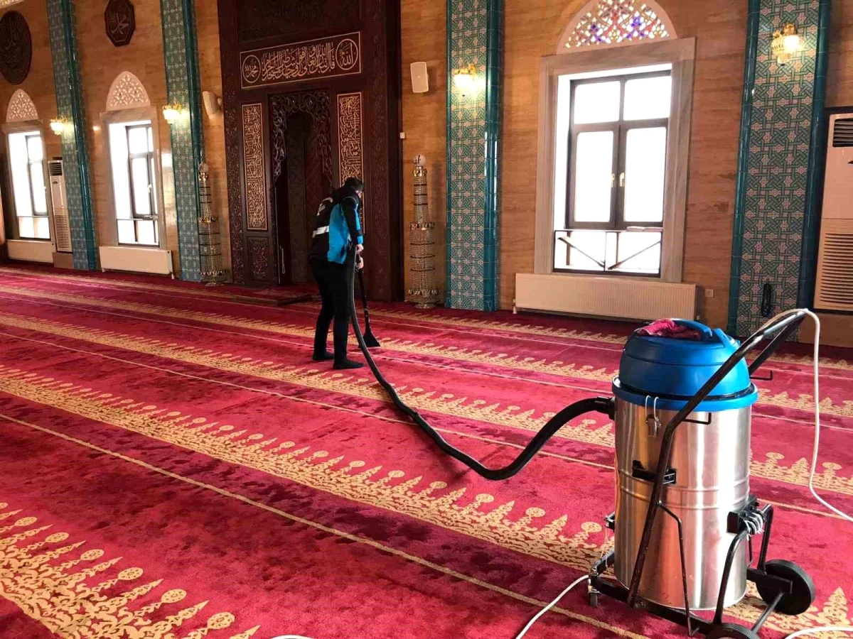 Kartepe\'deki Camiler Ramazan Ayı Öncesi Bakım ve Temizlik Çalışmalarıyla Hazırlanıyor
