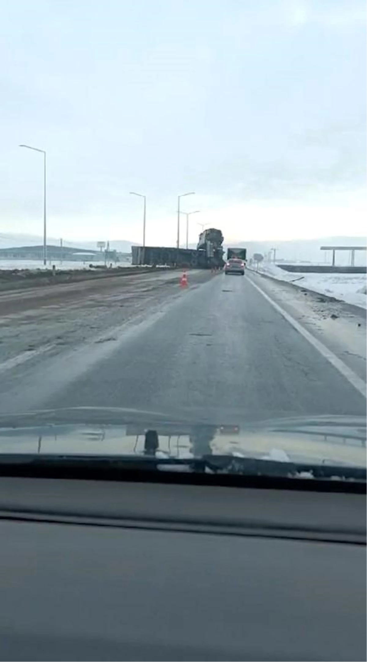 Bitlis\'te kar yağışı nedeniyle tır yan yattı, sürücü yaralandı