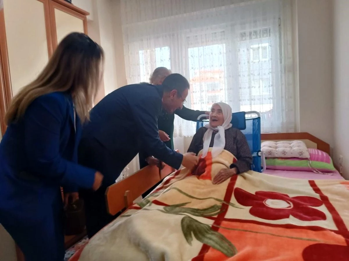 Osmancık Kaymakamı Ayhan Akpay, 106 yaşındaki Zehra teyzeyi ziyaret etti