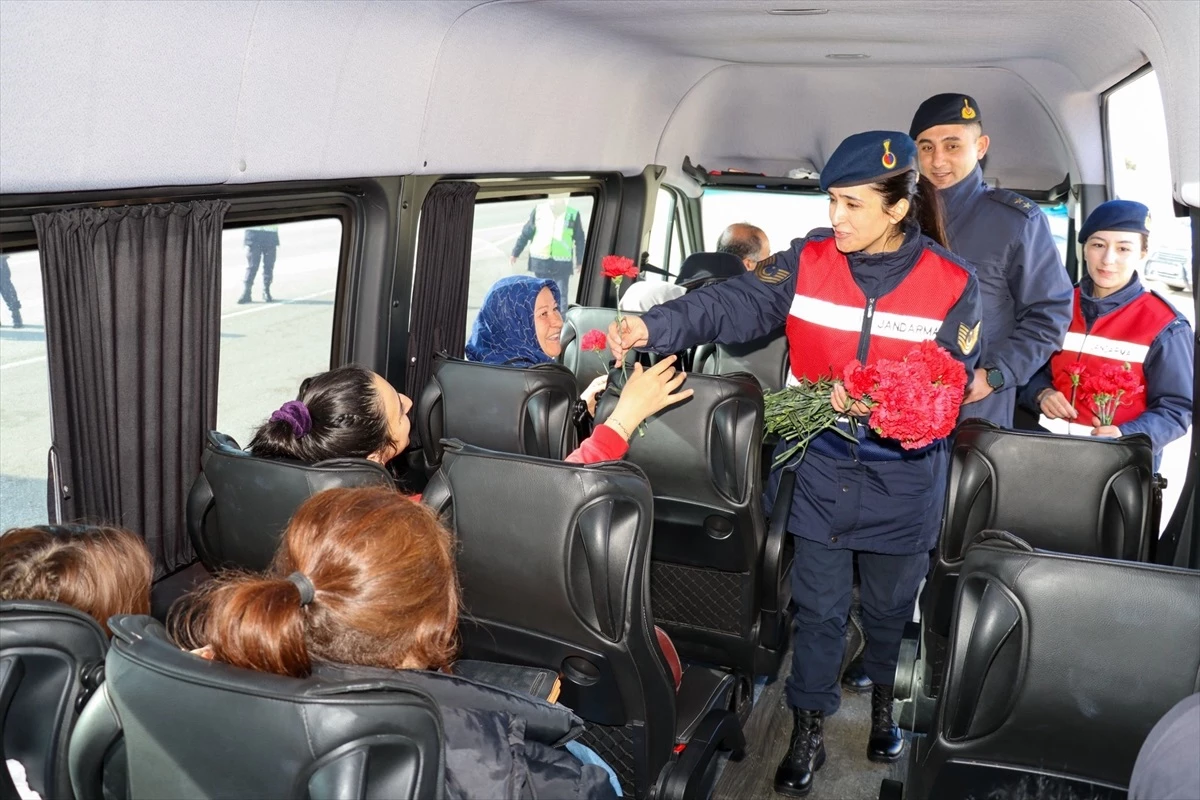 Kayseri\'de Kadın Jandarmalar Hemcinslerine Karanfil Takdim Etti