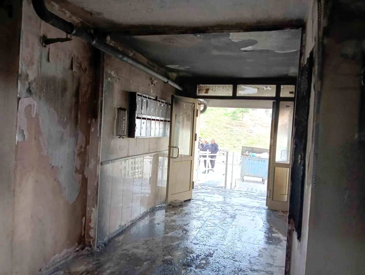 Ankara\'da Apartman Kundaklandı: 2 Kişi Hastaneye Kaldırıldı