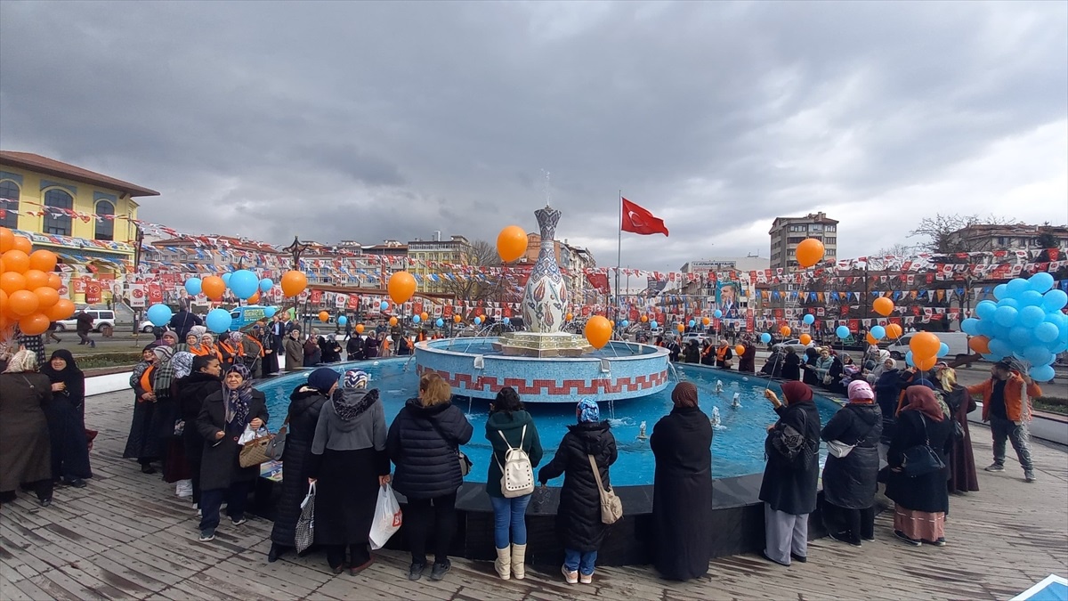 Kütahya\'da Kadınlar Gökyüzüne Balon Bıraktı
