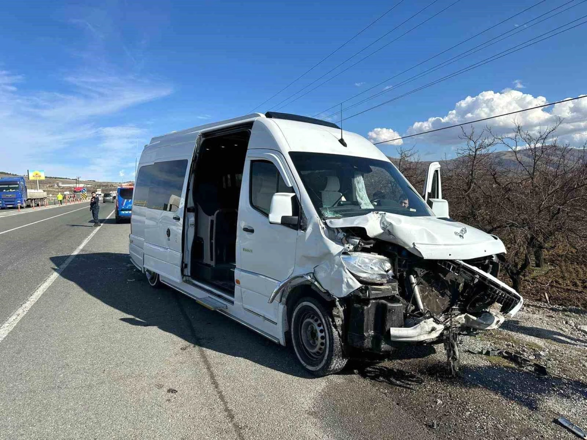 Malatya\'da minibüs ile otomobilin karıştığı trafik kazasında 1\'i ağır 3 kişi yaralandı