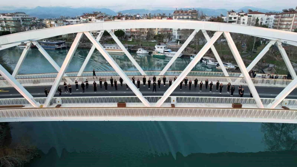 Manavgat Belediyesi Halk Oyunları Topluluğu 8 Mart\'ı Köprü Üstünde Kutladı