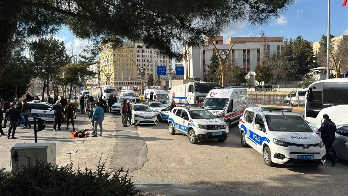 Mardin Adliyesi Önünde Çıkan Kavgada 1\'i Polis 5 Kişi Yaralandı