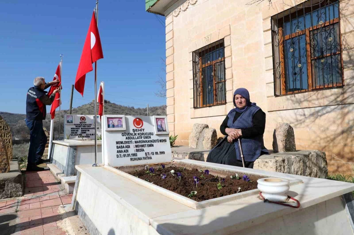 Mardin Valisi Tuncay Akkoyun\'un talimatıyla şehitliklerde mezar yapımı ve bakım çalışmaları yapıldı