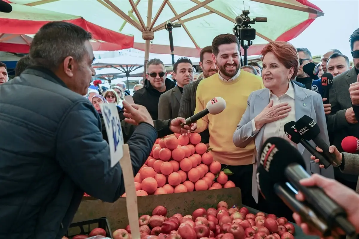 Meral Akşener, Sincan\'da pazar yerini ziyaret etti