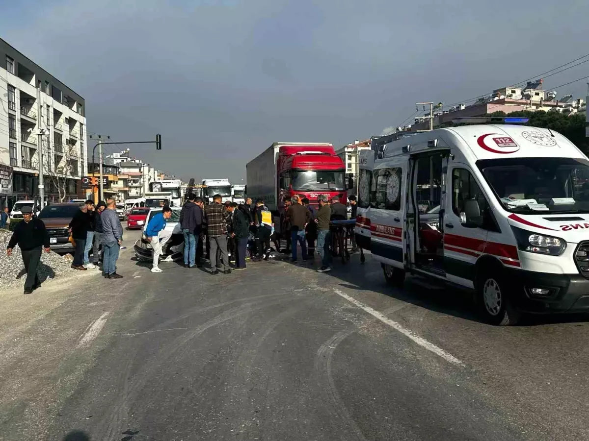 Muğla\'nın Milas ilçesinde otomobil ile motosiklet çarpıştı, motosiklet sürücüsü ağır yaralandı