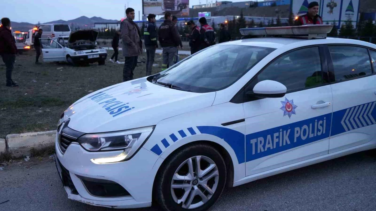 Kırıkkale\'de otomobil ile minibüsün çarpıştığı kazada 2 kişi yaralandı