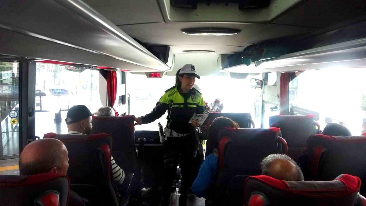 Muğla\'da Trafik Ekipleri Emniyet Kemeri Bilgilendirmesi Yaparken Kadınların Gününü Kutladı