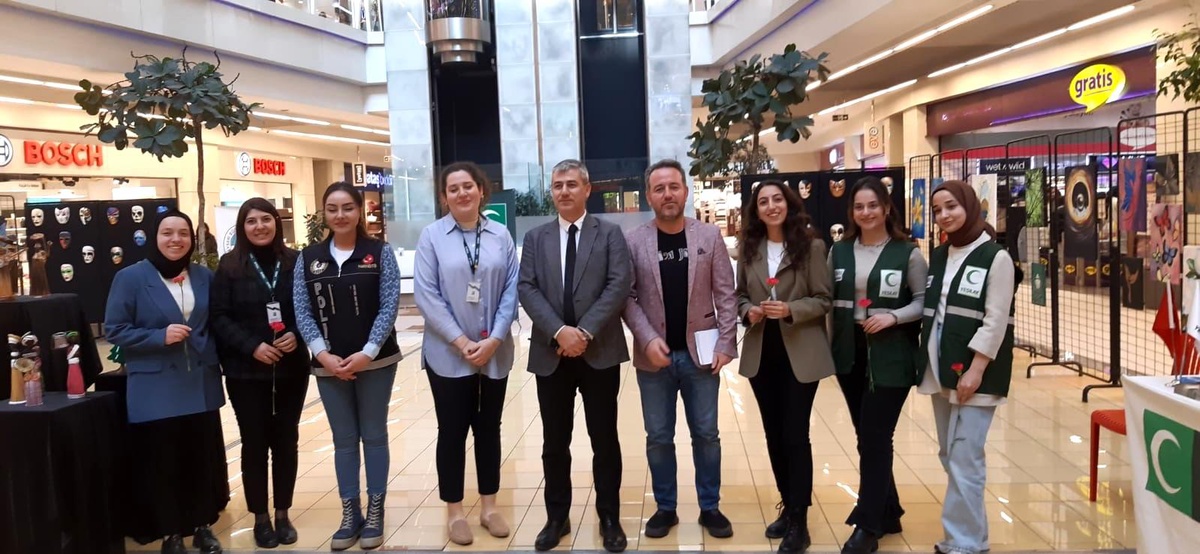 Kayseri\'de Narkotik Polisleri Kadınlara Uyuşturucu Bilgilendirmesi Yaptı