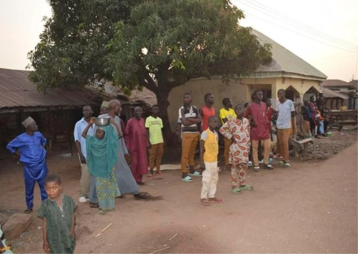 Nijerya\'da okulu basan silahlı grup, 287 öğrenciyi kaçırdı