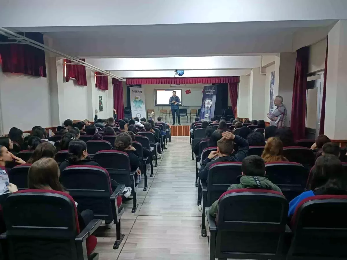 Tekirdağ İl Emniyet Müdürlüğü, okullarda siber suçlarla mücadele çalışmalarını sürdürüyor