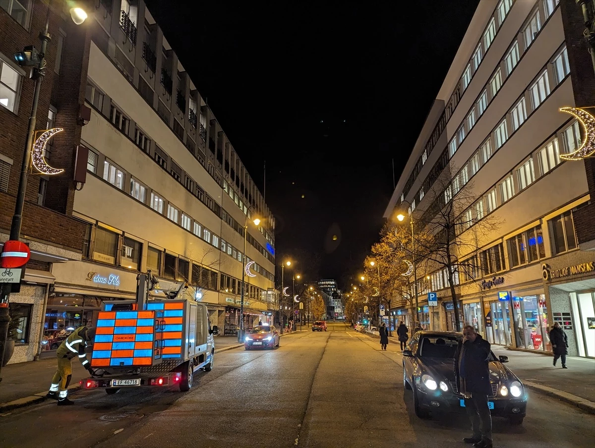 Oslo\'nun en işlek caddesi ramazan dolayısıyla süslendi