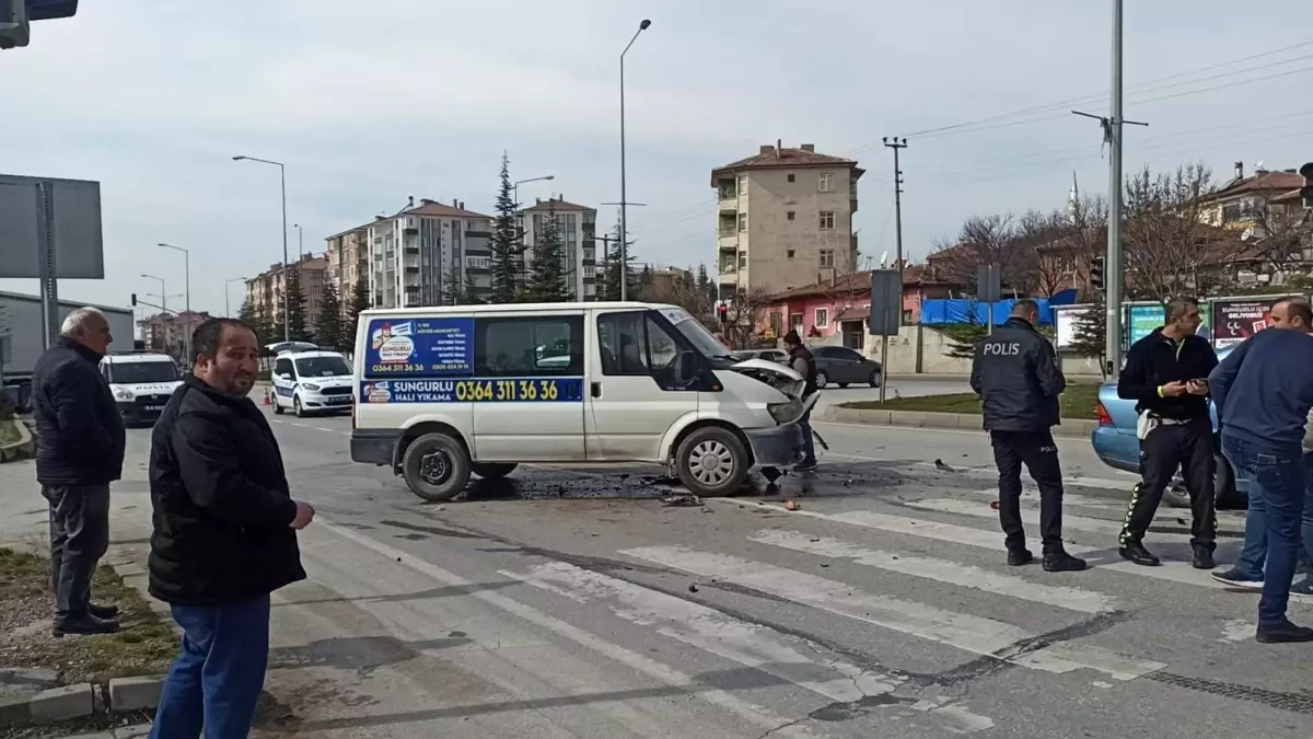 Çorum\'da minibüs ile otomobil çarpıştı: 4 yaralı