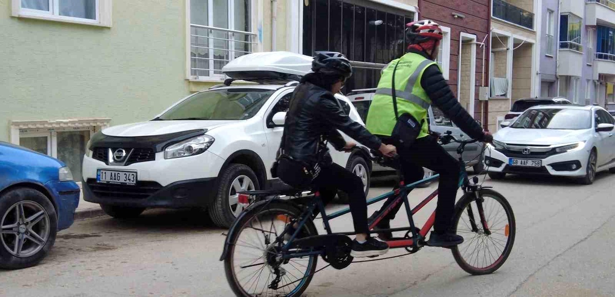 Özel gereksinimli kadın çalışan, iş yerine tandem bisikletle götürüldü