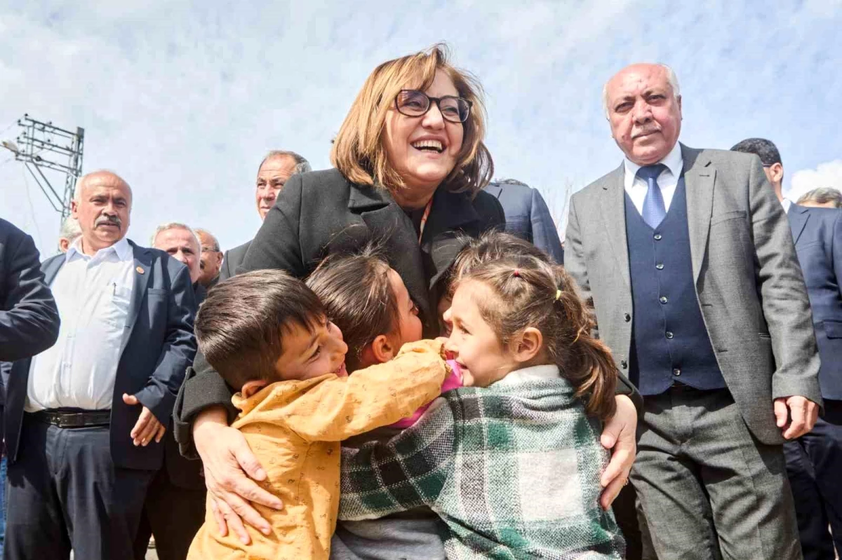 Gaziantep Büyükşehir Belediye Başkanı Fatma Şahin, Nurdağı\'nda vatandaşlarla buluştu