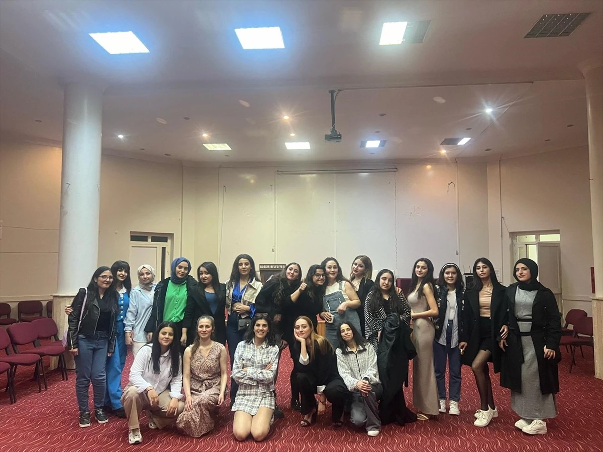 Selçuk Üniversitesi Bozkır Meslek Yüksekokulu Öğrencileri Dünya Kadın Günü\'nde Program Gerçekleştirdi
