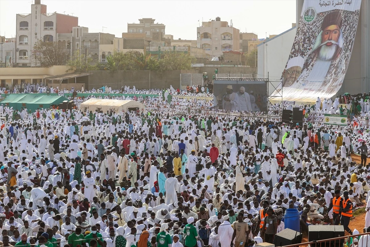 Senegal\'de Ticani tarikatı takipçileri stadyumda toplandı