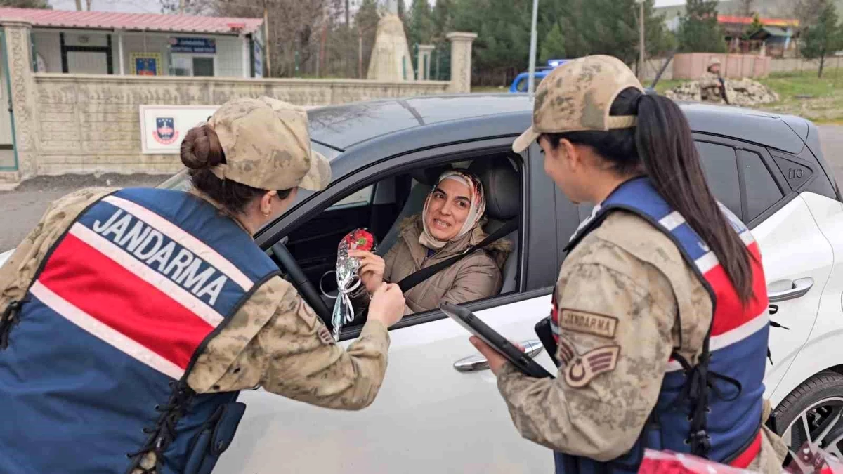 Siirt İl Jandarma Komutanlığı, Kadınlar Günü\'nde Kadınlara Karanfil Verdi