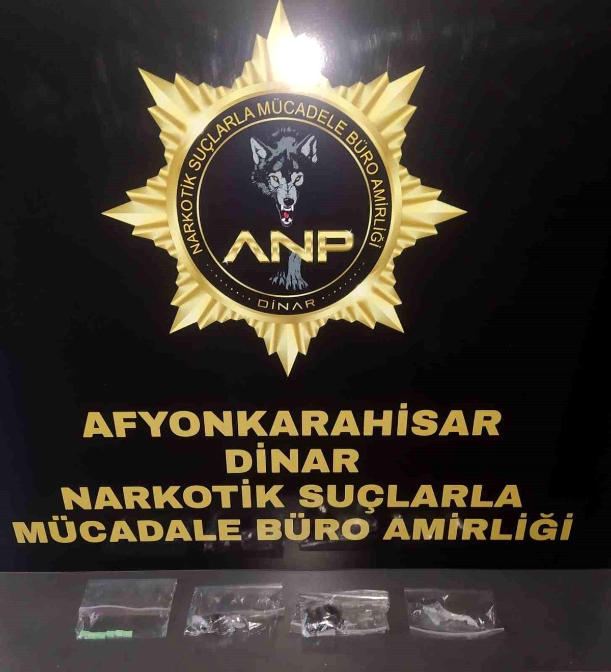 Afyonkarahisar\'da Polis Aramada Uyuşturucu Madde ve Hap Ele Geçirdi